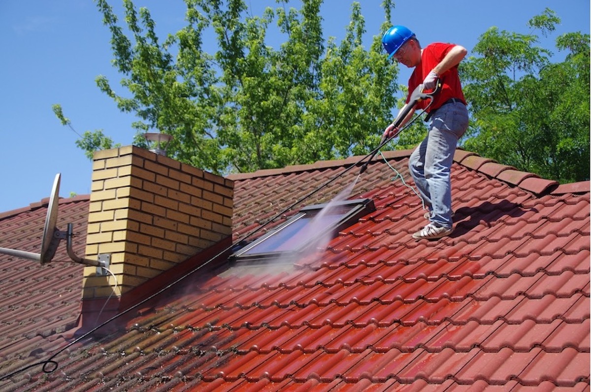 Roof Cleaning Tools Every Homeowner Needs in 2024